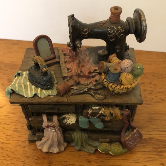 2 Trinket Boxes - Picture 2 of 13